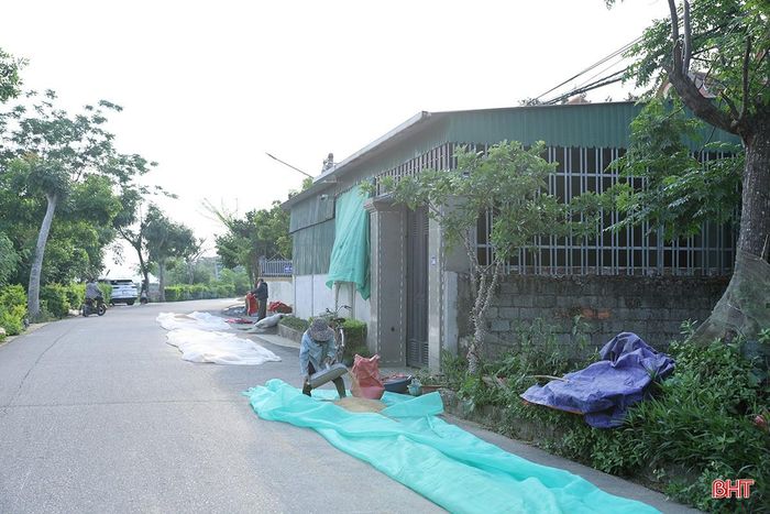 Nhiều nhà dân hiện nay đã xây dựng kiên cố khiến diện tích sân phơi truyền thống dần bị thu hẹp.