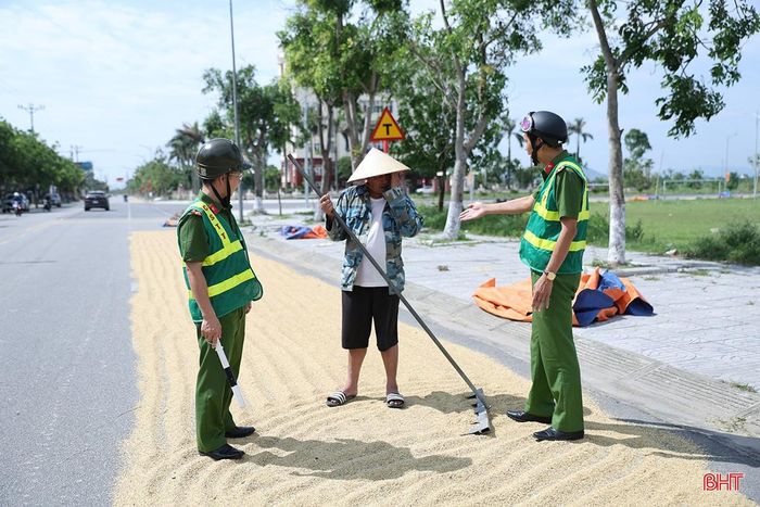 Lực lượng công an các địa phương tăng cường tuyên truyền, vận động người dân không phơi nông sản trên đường.