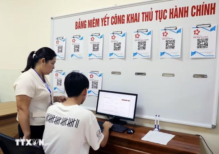 Cán bộ phường Việt Trì thực hiện vận hành chính quyền địa phương 2 cấp trên hệ thống hành chính công. (Ảnh: Tạ Toàn/TTXVN)