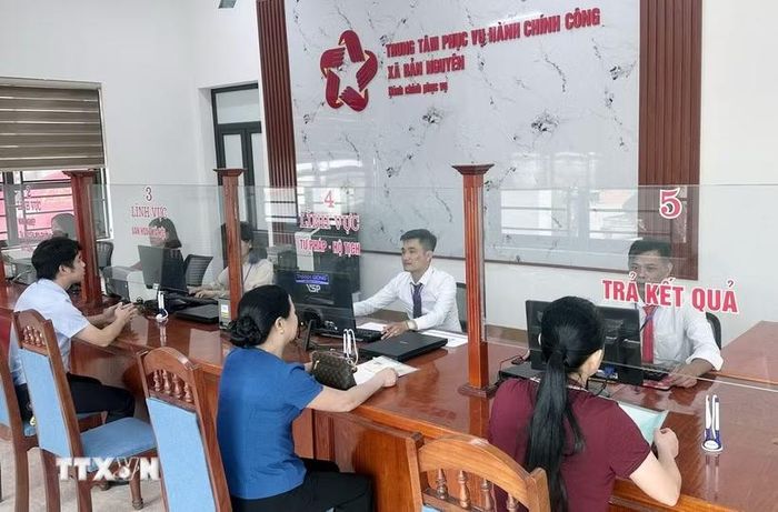Người dân làm thủ tục tại xã Bản Nguyên, tỉnh Phú Thọ. (Ảnh: Tạ Toàn/TTXVN)