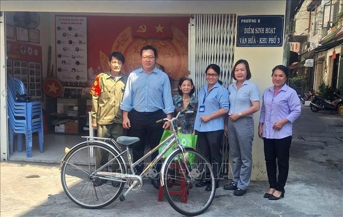 Những chiếc xe đạp nghĩa tình được trao tặng cho các hộ gia đình khó khăn trên địa bàn phường Diên Hồng (TP. Hồ Chí Minh). Ảnh: Hữu Duyên/TTXVN