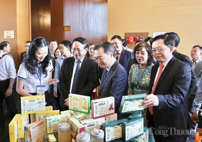 Lãnh đạo Trung ương tham quan các sản phẩm đặc trưng của tỉnh Gia Lai trong khuôn khổ Hội nghị Xúc tiến đầu tư năm 2026. Ảnh: Hiền Mai