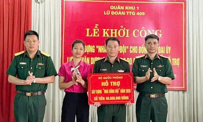  Các đồng chí lãnh đạo Lữ đoàn 409 trao tiền hỗ trợ xây nhà cho Đại úy Lương Văn Dương. 