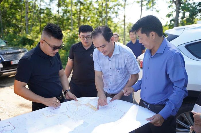 Lãnh đạo xã Hiệp Đức tiếp, làm việc với doanh nghiệp về khảo sát, tìm kiếm cơ hội đầu tư tại địa phương. Ảnh: TÂM ĐAN