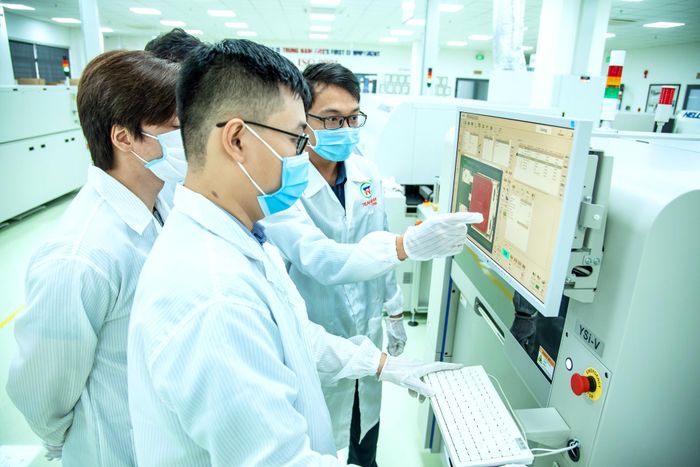 Sản xuất và lắp ráp thiết bị điện tử ở Trung Nam Group. Ảnh; PHƯƠNG UYÊN