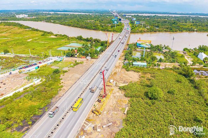 Cao tốc Thành phố Hồ Chí Minh - Long Thành - Dầu Giây đang được thi công mở rộng. Ảnh: Phạm Tùng