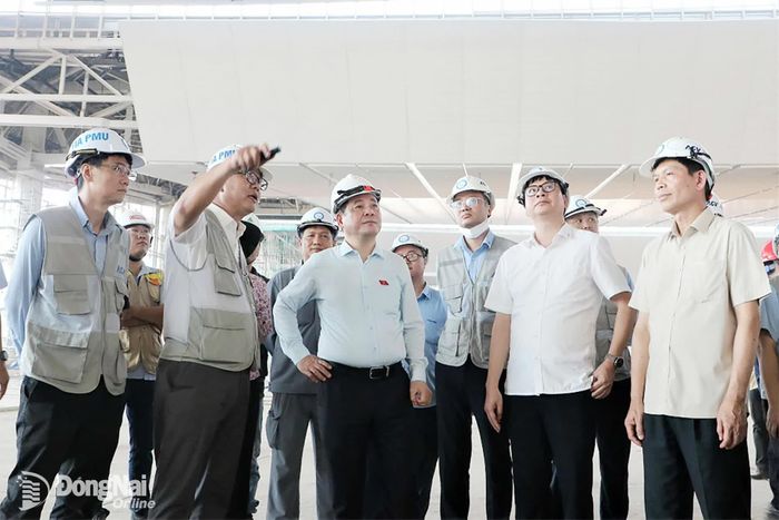 Đoàn công tác của Quốc hội kiểm tra công trình nhà ga hành khách Sân bay Long Thành. Ảnh: Phạm Tùng