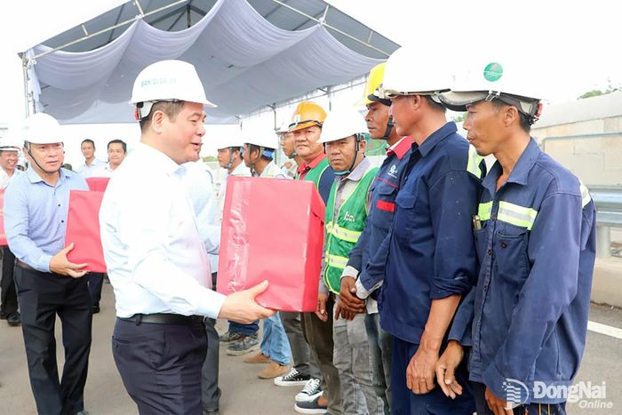 Ủy viên Trung ương Đảng, Phó Chủ tịch Quốc hội Nguyễn Hồng Diên tặng quà động viên lực lượng thi công Dự án Đường cao tốc Biên Hòa - Vũng Tàu. Ảnh: Phạm Tùng