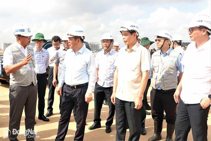 Đại diện Ban Quản lý dự án Sân bay Long Thành báo cáo tiến độ dự án với đoàn công tác của Quốc hội. Ảnh: Phạm Tùng
