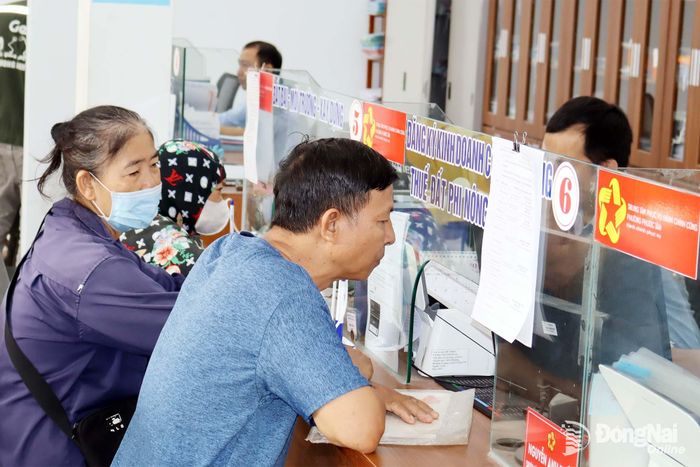 Người dân phường Phước Tân thực hiện thủ tục hành chính liên quan đến đất đai. Ảnh: Hoàng Lộc