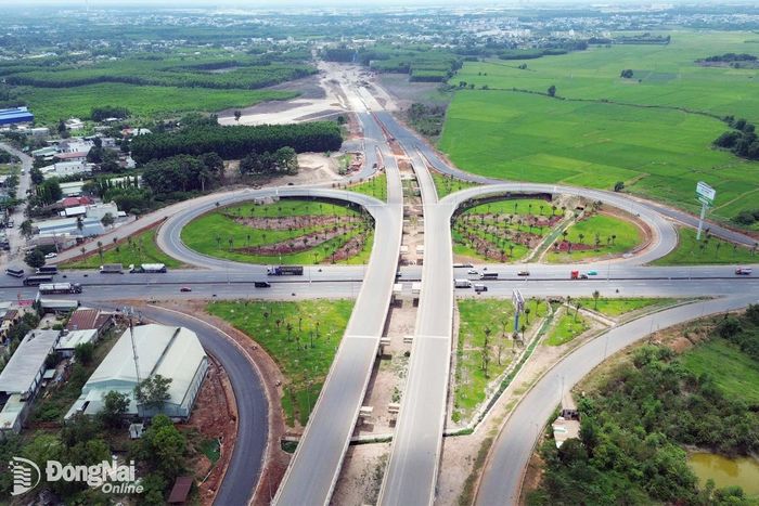 Các khu vực có đường nâng cấp, xây mới có sự điều chỉnh hệ số. Trong ảnh: Tuyến đường kết nối sân bay Long Thành. Ảnh: Hoàng Lộc