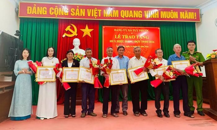 Đảng bộ xã Tuy Phước có 17 đảng viên vinh dự được trao tặng Huy hiệu Đảng. Ảnh: Mộc Miên