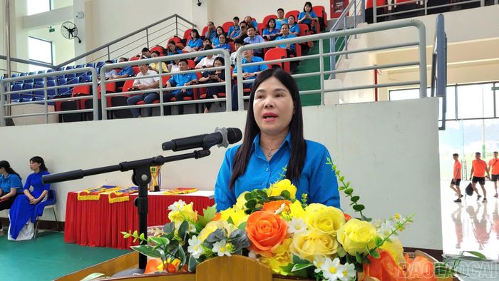 Đồng chí Nguyễn Thị Bích Nhiệm - Tỉnh ủy viên, Chủ tịch Liên đoàn lao động tỉnh phát biểu khai mạc.