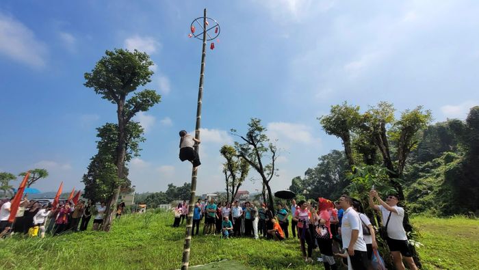 Không khí sôi nổi vui tươi tại không gian tổ chức trò chơi dân gian tại ngày hội.