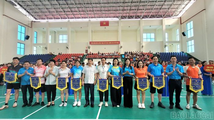 Ban tổ chức trao Cờ lưu niệm cho các đơn vị tham gia Ngày hội thể thao trong đoàn viên, người lao động năm 2026.