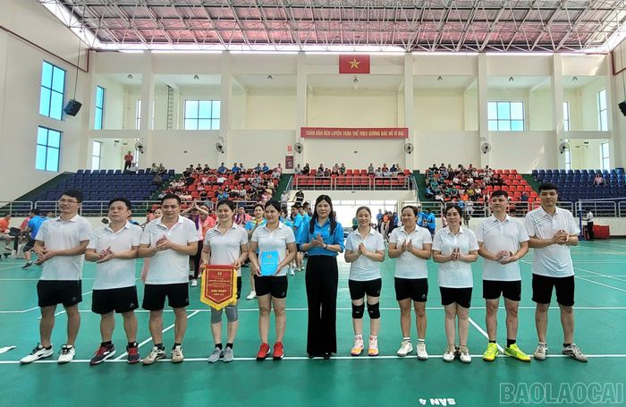 Ban tổ chức trao giải Nhất nội dung thi đấu kéo co cho Công đoàn xã Trấn Yên.