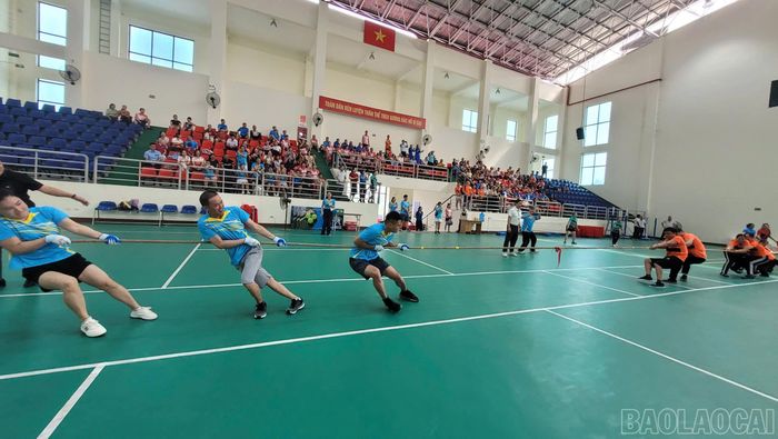 Ngay sau lễ khai mạc đã diễn ra các trận thi đấu kéo co hấp dẫn.