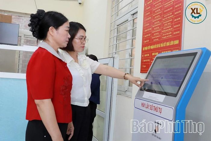 Cán bộ Trung tâm Phục vụ hành chính công xã Xuân Lãng hướng dẫn người dân thực hiện các thao tác trên thiết bị điện tử, từng bước nâng cao hiệu quả giải quyết thủ tục hành chính theo hướng số hóa.