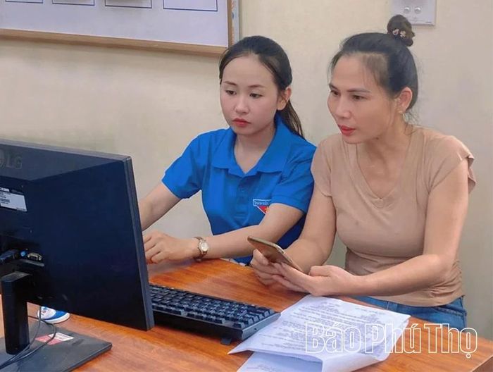 Đoàn viên thanh niên xã Xuân Lãng hỗ trợ người dân thực hiện dịch vụ công trực tuyến, góp phần đưa chuyển đổi số đến gần hơn với người dân địa phương.