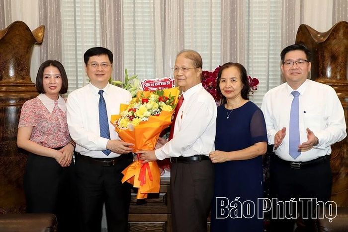 Lãnh đạo địa phương tặng hoa chúc mừng đồng chí Hoàng Dân Mạc.