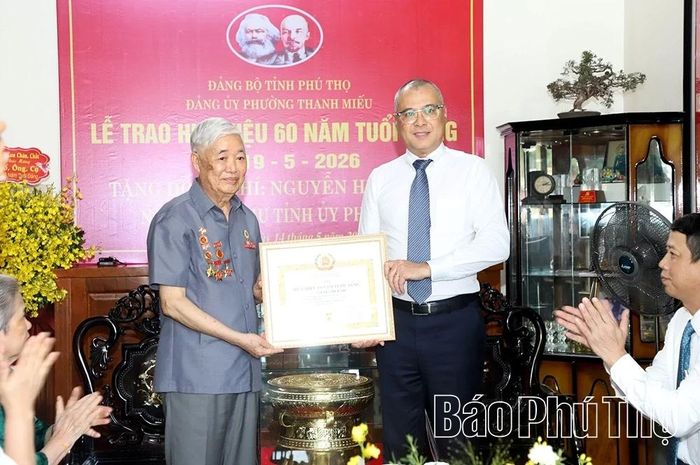 Đồng chí Bí thư Tỉnh ủy Phạm Đại Dương trao tặng Huy hiệu 60 năm tuổi Đảng cho đồng chí Nguyễn Hữu Điền – nguyên Bí thư Tỉnh ủy, nguyên Chủ tịch HĐND tỉnh Phú Thọ.