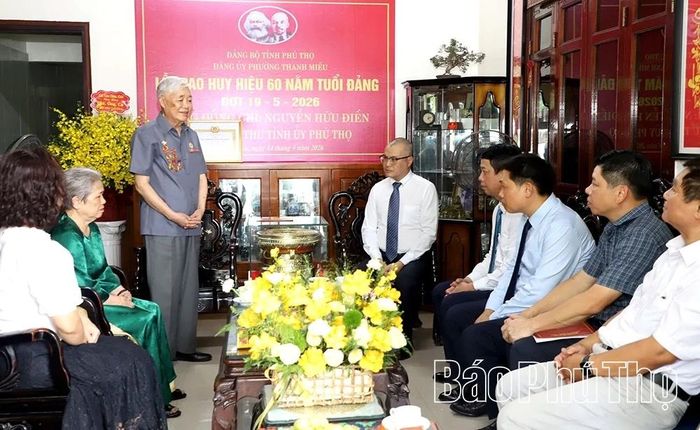 Đồng chí Nguyễn Hữu Điền – nguyên Bí thư Tỉnh ủy, nguyên Chủ tịch HĐND tỉnh phát biểu cảm tưởng.