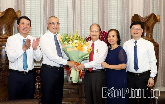 Các đồng chí: Bí thư Tỉnh ủy Phạm Đại Dương, Trưởng Ban Tổ chức Tỉnh ủy Bùi Đình Thi và lãnh đạo phường Nông Trang tặng hoa chức mừng đồng chí Hoàng Dân Mạc.