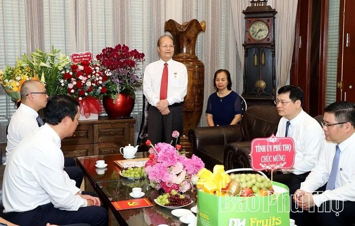 Đồng chí Hoàng Dân Mạc - nguyên Bí thư Tỉnh ủy, nguyên Chủ tịch HĐND tỉnh phát biểu cảm tưởng.