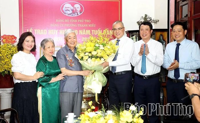 Các đồng chí: Bí thư Tỉnh ủy Phạm Đại Dương, Trưởng Ban Tổ chức Tỉnh ủy Bùi Đình Thi và lãnh đạo phường Thanh Miếu tặng hoa chúc mừng đồng chí Nguyễn Hữu Điền.