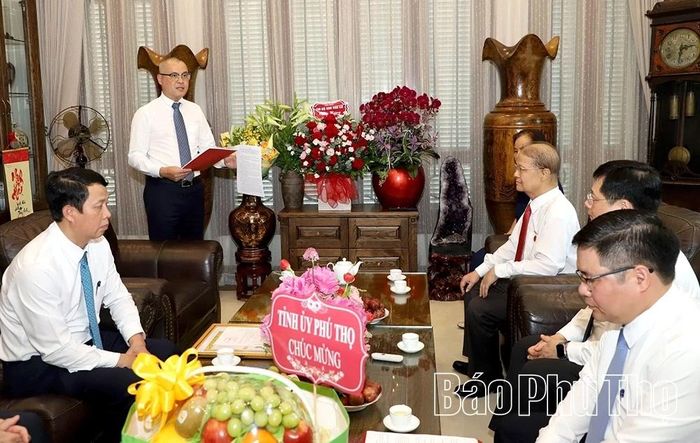 Đồng chí Bí thư Tỉnh ủy Phạm Đại Dương phát biểu tại Lễ trao tặng Huy hiệu Đảng cho đồng chí Hoàng Dân Mạc.