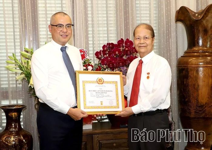 Đồng chí Bí thư Tỉnh ủy Phạm Đại Dương trao Huy hiệu 40 năm tuổi Đảng cho đồng chí Hoàng Dân Mạc – nguyên Bí thư Tỉnh ủy, nguyên Chủ tịch HĐND tỉnh Phú Thọ.