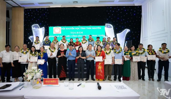 Hội Khuyến học tỉnh Thái Nguyên trao học bổng "Học không bao giờ cùng" lần thứ IV cho các cá nhân tiêu biểu.