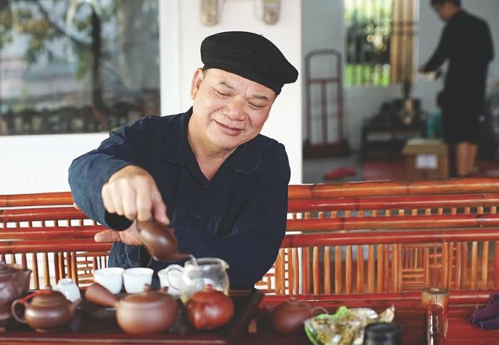 Ông Nghìn bên ấm trà mời khách ông kể chuyện về văn hóa trà Thái tại tư gia.