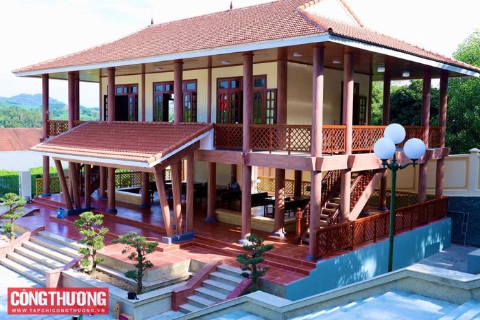 Khu nhà sàn được xây theo kiến trúc nhà truyền thống người dân tộc Tày (đặc trưng địa phương) là nơi lưu chân, nghỉ ngơi cho các đoàn thăm quan Khu di tích. Tầng 02 của nhà sàn là Phòng thờ Bác Hồ và khu vực trưng bày truyền thống ngành Công Thương