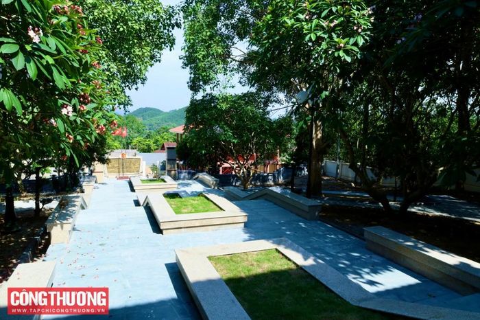 Đường lên khu Bia đá xanh rợp bóng cây