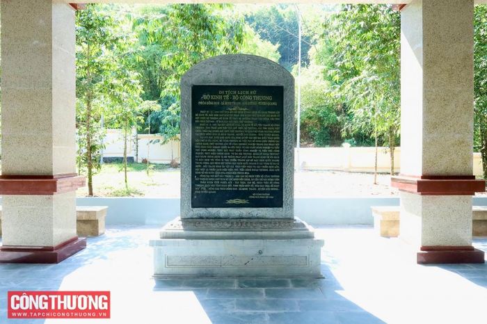 Trên Bia đá có ghi lại mốc hình thành và phát triển của ngành Công Thương