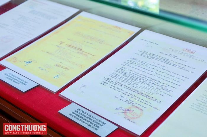 Những văn bản, hiện vật quý được trưng bày trang trọng tại tủ trưng bày khu vực truyền thống