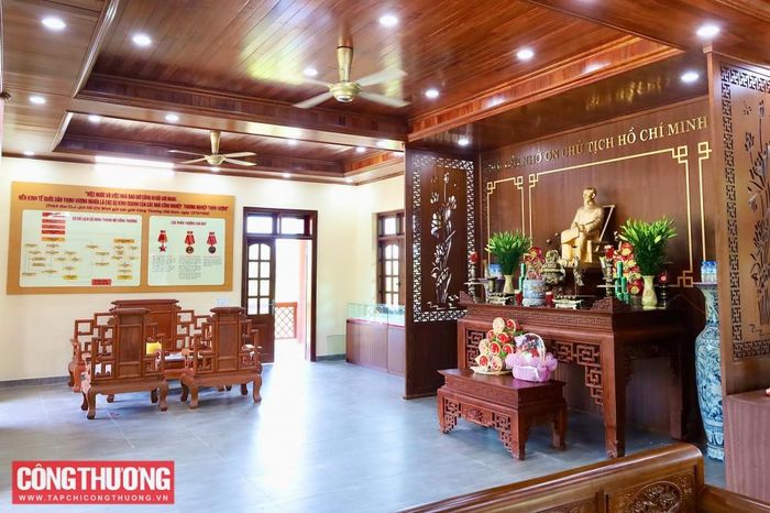 Phòng thờ Bác Hồ được đặt trang trọng trên Tầng 02 của Nhà sàn