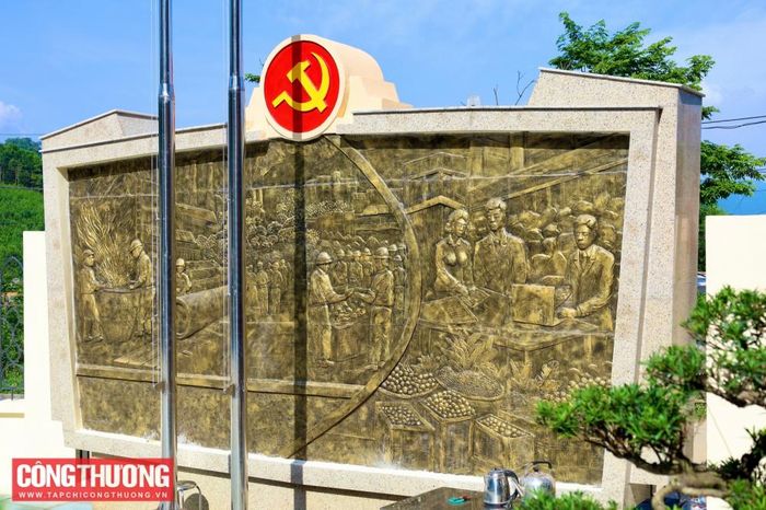 Bức phù điêu và cột cờ tại khu di tích lịch sử Bộ Công Thương