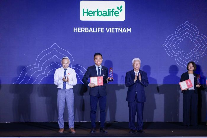 Ông Nguyễn Thành Đạt – Đại diện Herbalife Việt Nam nhận Giải Rồng Vàng 2026 tại Hà Nội