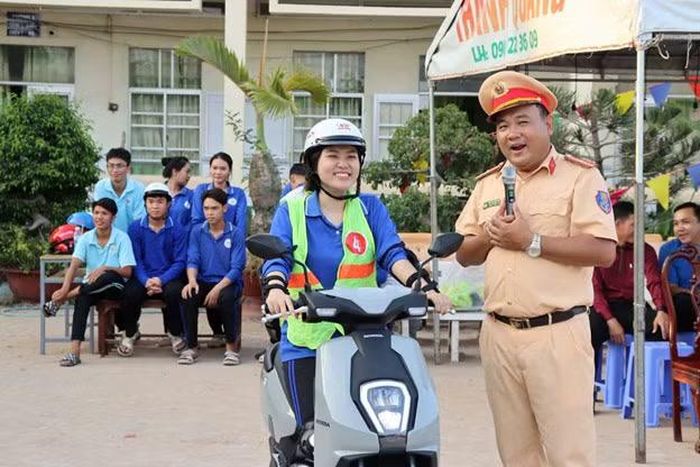 Cán bộ Phòng CSGT trực tiếp hướng dẫn kỹ năng lái xe an toàn cho học sinh. 