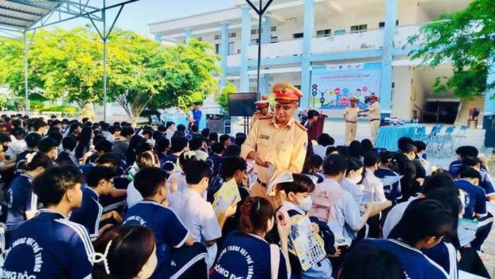 Phòng CSGT phát tờ rơi tuyên truyền pháp luật về an toàn giao thông tại Trường THPT Lê Văn Đẩu và Trường THPT Sông Đốc. 