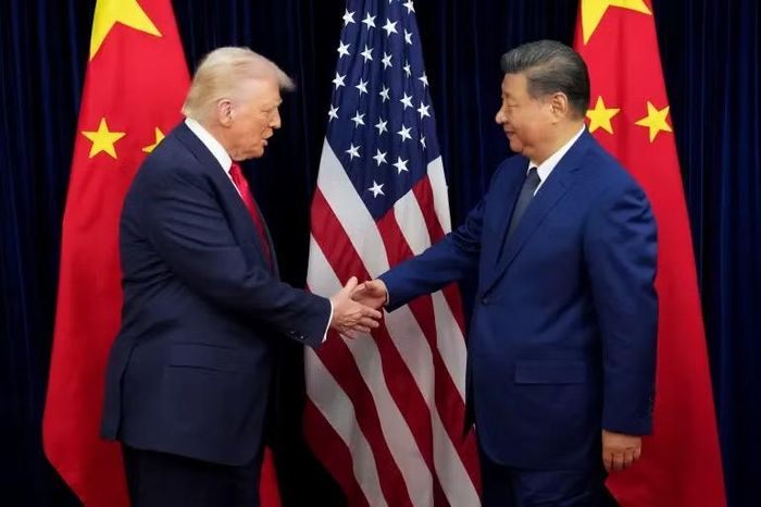 Tổng thống Mỹ Donald Trump chào đón Chủ tịch Trung Quốc Tập Cận Bình trước cuộc gặp song phương tại căn cứ không quân Gimhae tại Busan, Hàn Quốc. Ảnh Getty Images.
