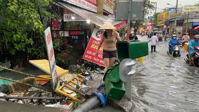 Nhiều tuyến đường quanh chợ Thủ Đức (phường Thủ Đức) bị ngập sau cơn mưa lớn đầu mùa.