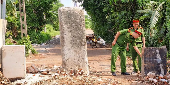 Lực lượng Công an xã Vĩnh Thanh tổ chức tuần tra nhằm phát hiện kịp thời các vi phạm về hoạt động bến bãi dọc bờ sông Hồng thuộc địa bàn quản lý.
