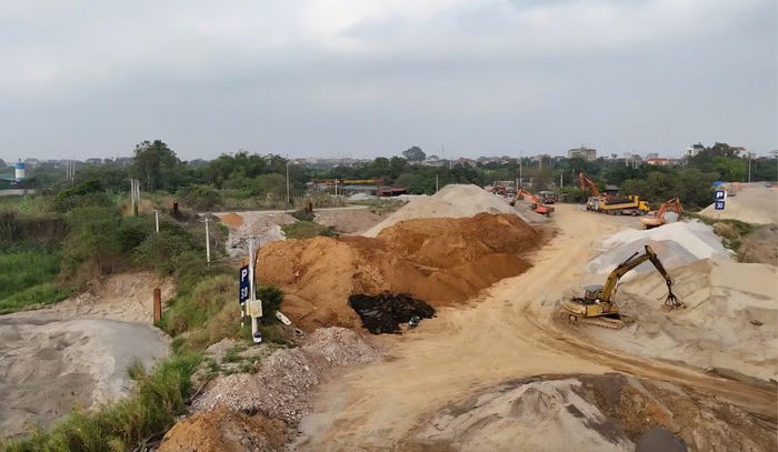 Sau loạt bài phản ánh của Báo CAND về những bến bãi tập kết, trung chuyển VLXD hoạt động không phép dọc bờ sông Đuống trên địa bàn xã Đông Anh, chính quyền vào cuộc, thành lập Tổ công tác liên ngành kiểm tra và đã tạm dừng hoạt động.
