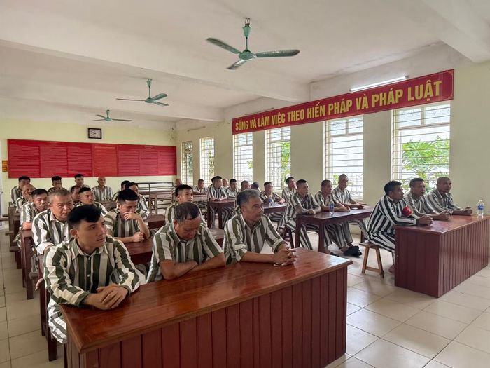 Lớp học tái hòa nhập cộng đồng dành cho các phạm nhân được đề nghị đặc xá.