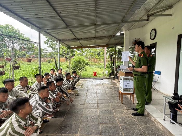 Cán bộ Trại giam Suối Hai hướng dẫn phạm nhân bỏ phiếu đề nghị người được đặc xá.