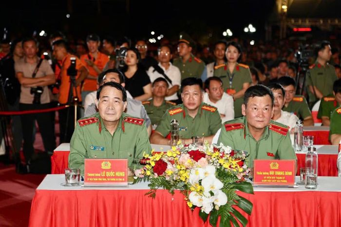 Thượng tướng Lê Quốc Hùng, Ủy viên Trung ương Đảng, Thứ trưởng Bộ Công an tham dự Gala "Tổ quốc bình yên - Hải Phòng rực sáng".