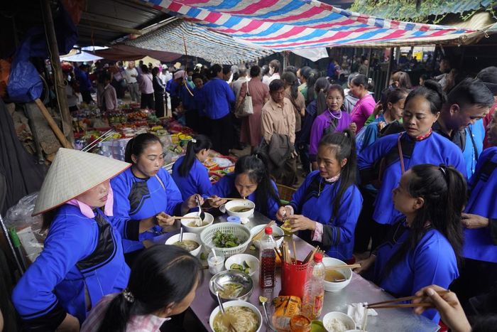 Những bát phở, những chén rượu nồng đượm hơi ấm giữ chân tình người.